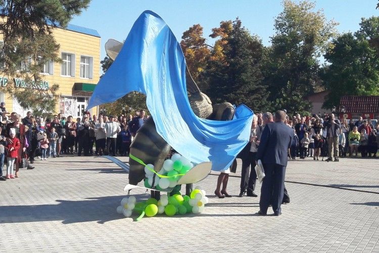 У Маневичах відкрили пам'ятник бджолі (фото, відео)