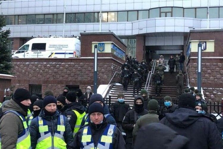 Неприхований тиск на слідство: Геращенко повідомила про перешкоджання активістам біля Апеляційного суду Києва