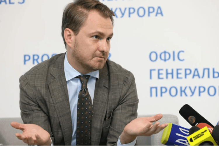Генпрокурор Кравченко вночі виїхав за кордон на службовому авто – УП