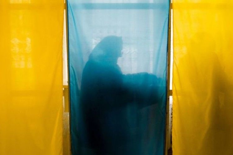 У Варшаві майже півтисячі українців написали заяви про внесення до списків виборців