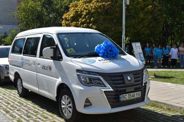 Дитячий фонд ООН передав Луцьку новенький електроавтомобіль