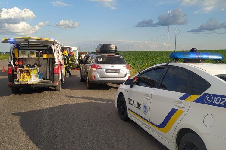 Двох молодих людей деблокували рятувальники: на Рівненщині зіткнулися вантажівка і легковик