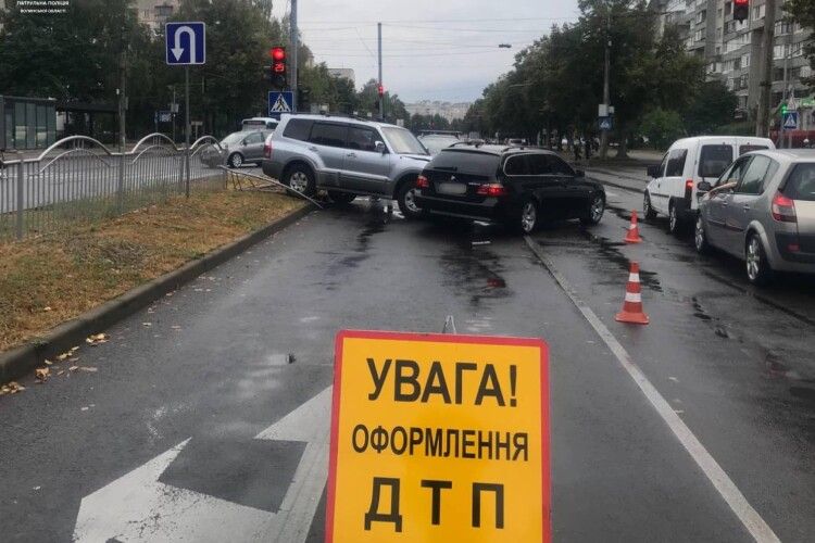 У Луцьку автівка протаранила дорожню огорожу