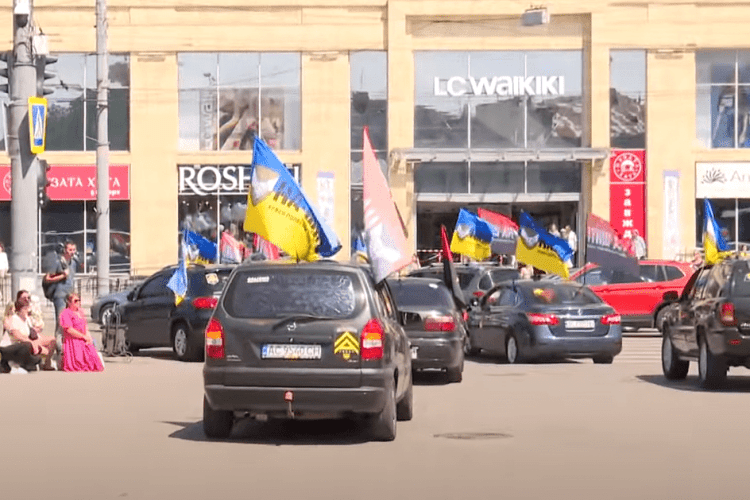 У Луцьку водія траурного кортежу оштрафували за проблискові маячки (Відео)