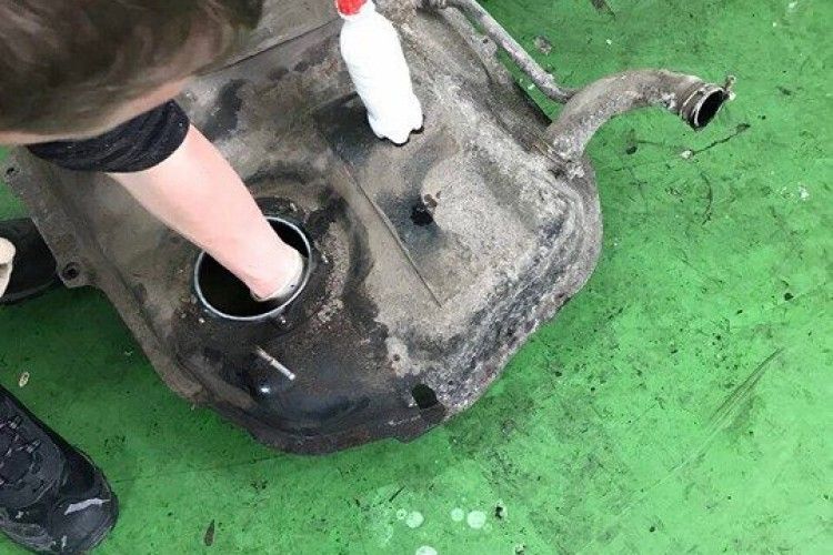 Кокаїн сховали в паливному баку автомобіля