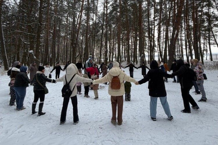 Екскурсія до оленів та зимова казка: родини волинських захисників відвідали лісову резиденцію (Фото)