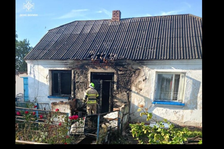 На Волині від замикання в холодильнику загорілася хата