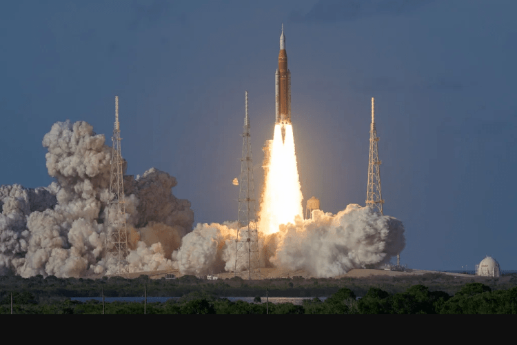 Американці вперше за 54 роки полетіли на Місяць (Відео)