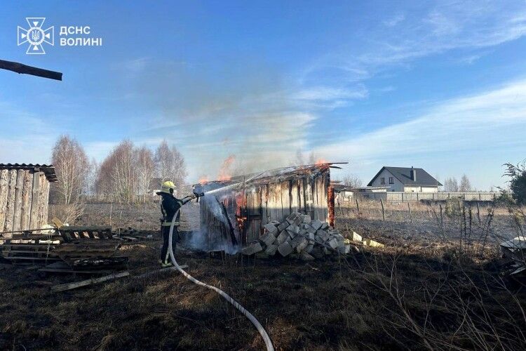 Біля Ковеля вогонь із сухої трави перекинувся на будівлю