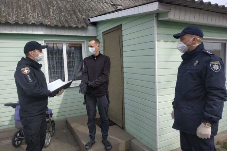На Любомльщині поліцейські перевіряли, чи дотримуються карантину особи, які повернулися з Європи