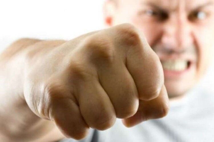 У Луцьку вулична бійка закінчилася госпіталізацією 26-річного чоловіка