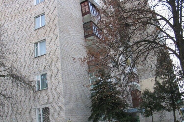 У Луцьку чоловік хотів стрибнути з вікна багатоповерхівки (Відео)