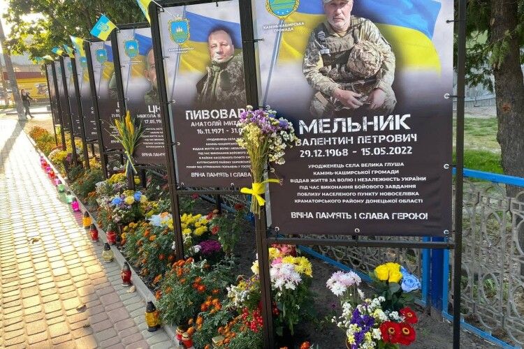 У Камені-Каширському подружжя дбає, що на Алеї Героїв завжди були квіти