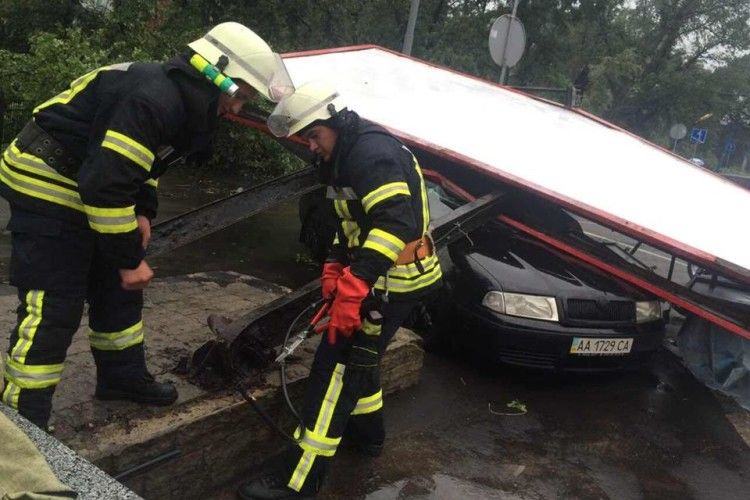 У Києві на автомобіль впав білборд