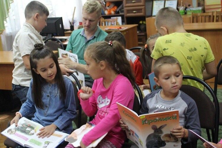 У бібліотеці в Луцьку насолоджувалися інформаційним коктейлем «Няв–Гав–Цвірінь»