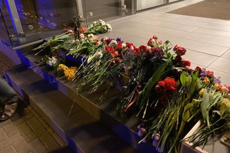 Дивні прибалти: латвійці засипали квітами посольство Канади (Фото)