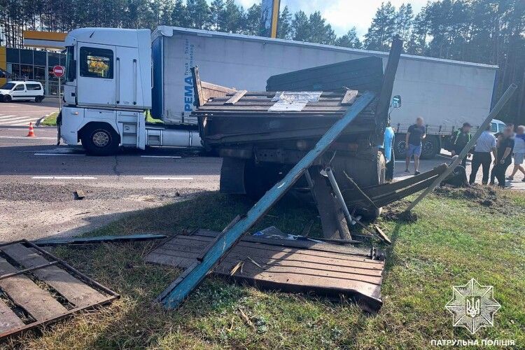Пасажир вилетів з кабіни: на  трасі Київ-Ковель одна вантажівка врізалась в іншу
