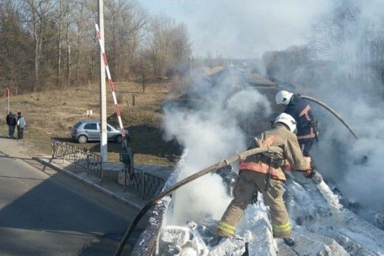 Вантажний поїзд загорівся під час руху