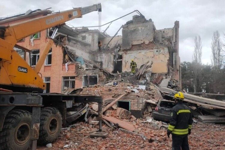 У Чернігові окупанти розбомбили школу: фото наслідків обстрілу
