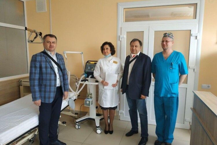 Фонд Порошенка відвіз медичне обладнання у Вінницю та Львів