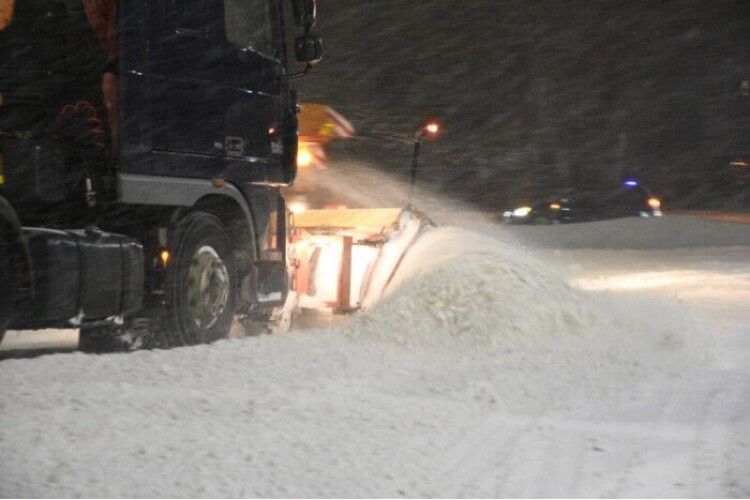 Через сильний снігопад у Луцьку вчочі працюватиме снігоприбиральна техніка 