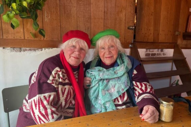 83-річні сестри-близнючки  за півстоліття разом «обслужили» 355 000 чоловіків