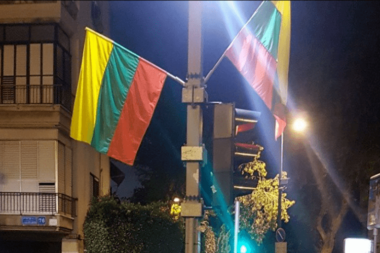 В ізраїльському Тель-Авіві перед проведенням гей-прайду замість прапорів ЛГБТ розвісили прапори Литви