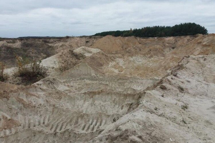 Житель Волині на своєму городі зробив незаконний кар’єр. Як покарали