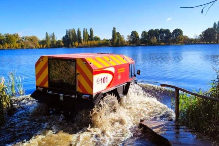 Волинські рятувальники вчилися плавати по Турії снігоболотоходом (Фото)