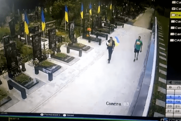 У Полтаві бузувіри зірвали державний прапор з могили загиблого ветерана АТО