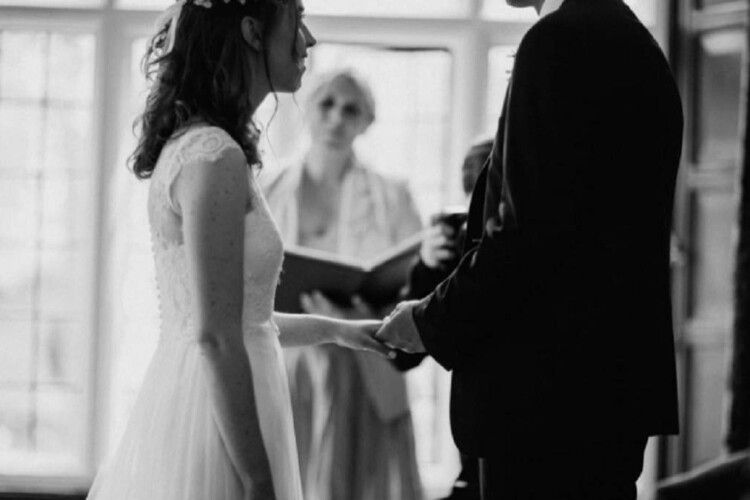 Зворушлива знахідка: дівчина натрапила на записку у своїй весільній сукні з секонд-хенду (Фото) 