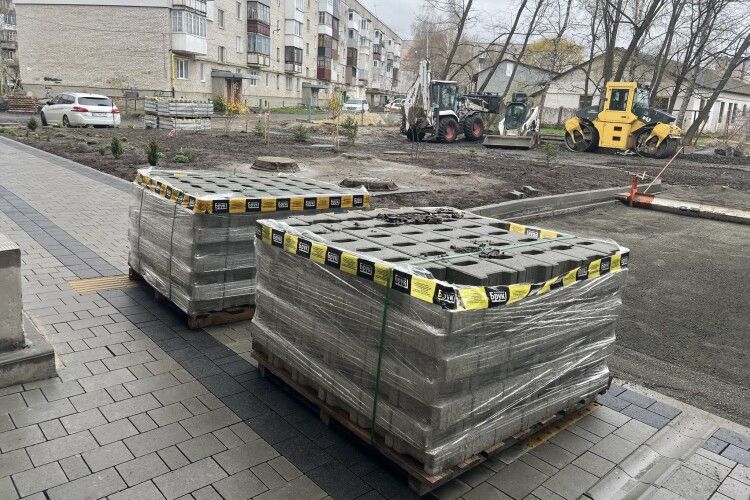 У місті на Волині «найпроблемніший» двір перетворюють на зразковий