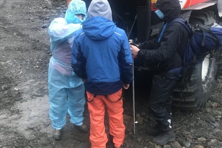 Бійці ДСНС рятували двох парубків, яким зробилося зле у Карпатах