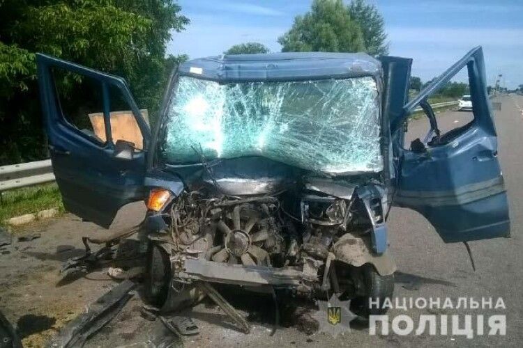 На Рівненщині бус зіткнувся з вантажівкою, двоє важко травмованих