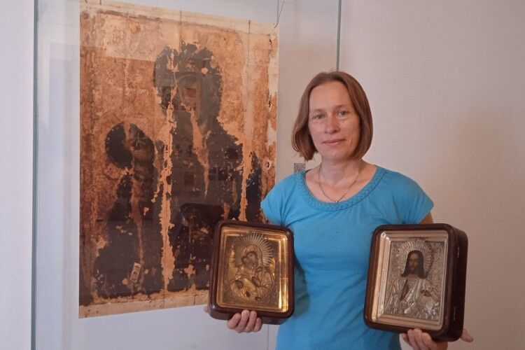 Лучанка передала у музей Волинської ікони цінні сімейні реліквії (Фото)