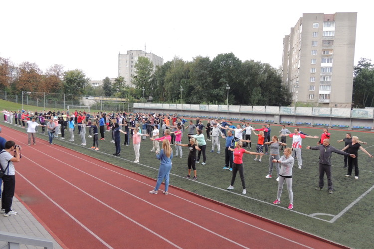 З нагоди Дня фізичної культури і спорту викладачі вийшли на зарядку зі студентами (Фото, відео)