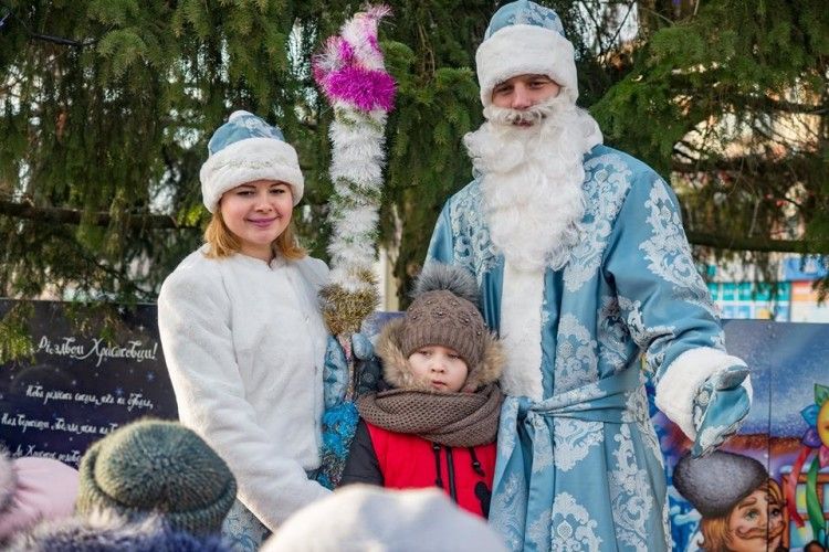 Дід Мороз і Снігуронька роздавали подарунки у Володимирі-Волинському 