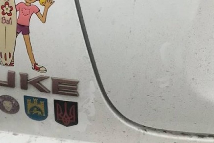 Польська поліція порушила справу проти українця через наклейку з тризубом на машині