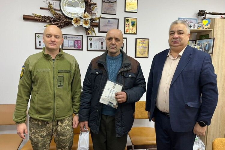 У громаді на Волині воїн отримав почесну нагороду Головнокомандувача ЗСУ