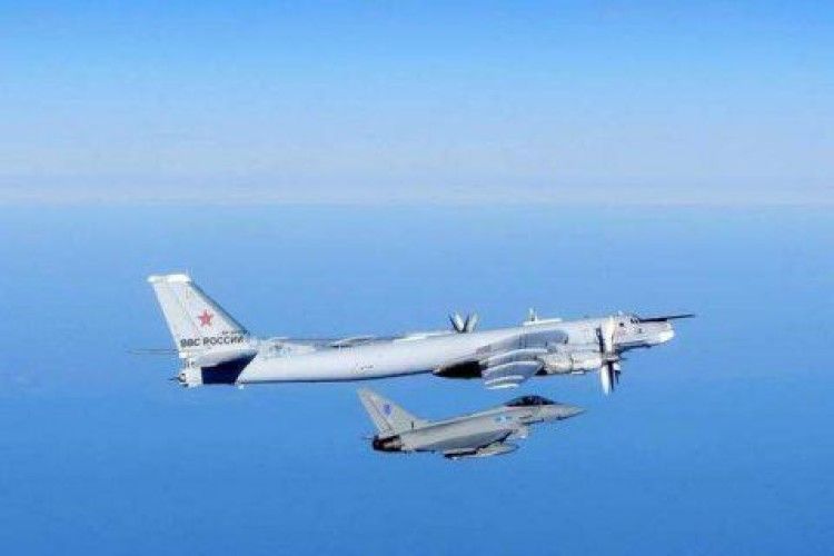 Британські винищувачі перехопили два російські бомбардувальники