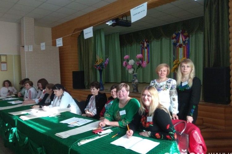 Усі члени дільничної виборчої комісії в Шацьку прийшли у вишиванках
