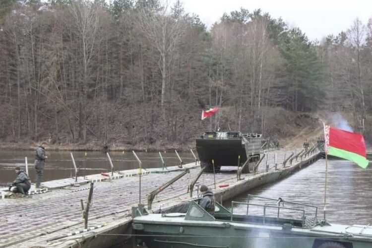 У Білорусі зводять понтонний міст через Прип’ять поблизу кордону України (Відео)