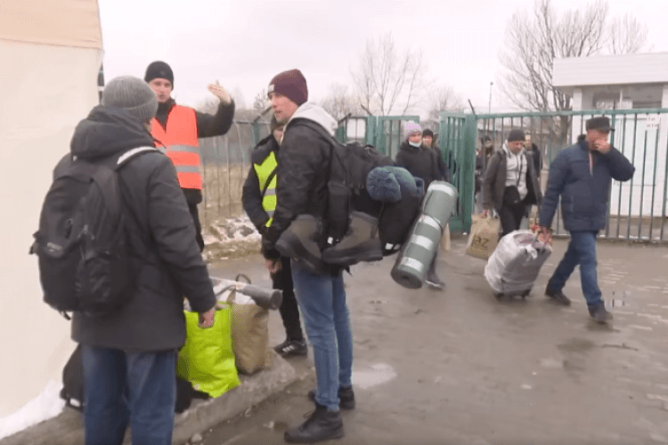 За три тижні понад 320 тисяч українців повернулися з-за кордону (Відео)