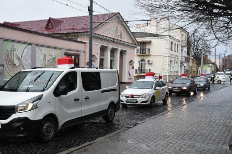 «Миколай пам’ятає про всіх»: у Луцьку служби таксі допомогли розвезти подарунки діткам