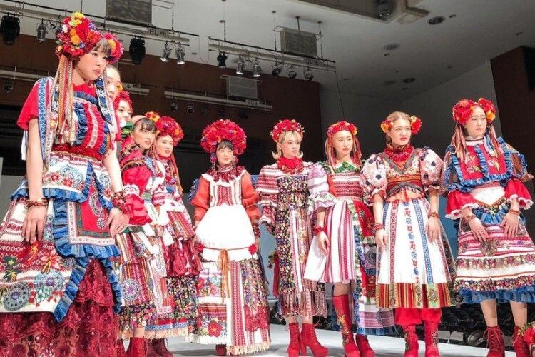 Японки вийшли на показ в українських костюмах, які створили японські студенти