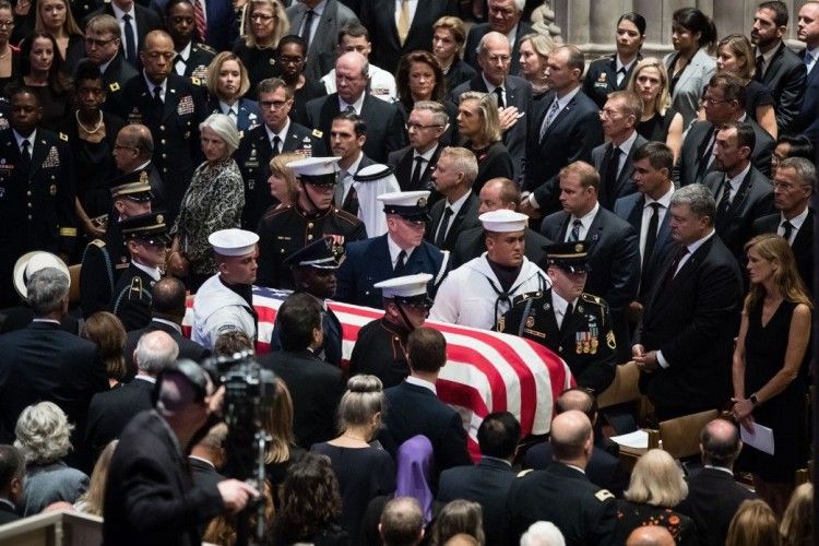 Прощаючись у Вашингтоні з Джоном Маккейном, Петро Порошенко заявив: «Ви – справжній герой України!» (відео)