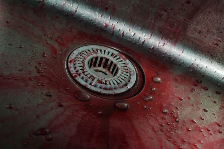 Нетверезу жінку відсторонили від роботи, а вона ледь не наклала на себе руки