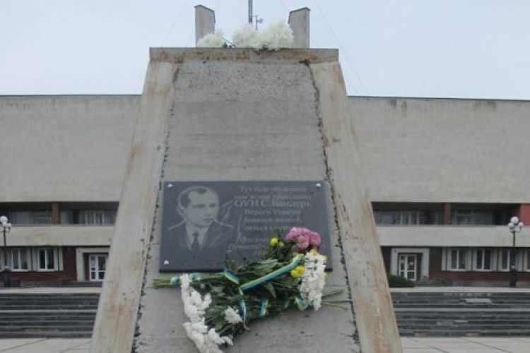 Ще не пам'ятник – але меморіальна дошка Степанові Бандері в Луцьку вже з'явилася