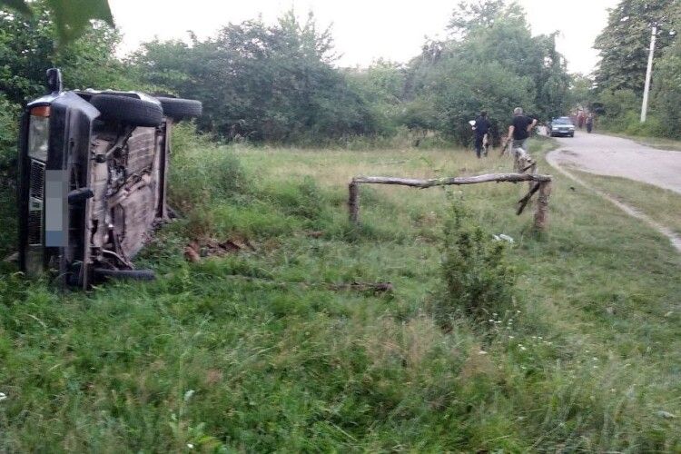 «Жінку та дитину затиснуло під авто»: на Рівненщині п’яний водій наїхав на людей
