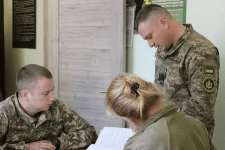 На Івано-Франківщині чиновниця відмовила в допомозі родині полеглого воїна через обідню перерву